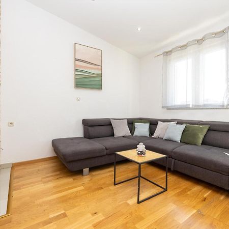 Stunning Apartment In Макарська Екстер'єр фото